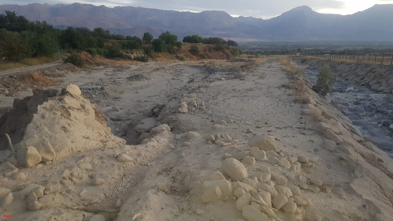 Erzincan’da yaşanan selin üzerinden 12 gün geçti hala arazi yolları yapılamadı (2)_1280x720