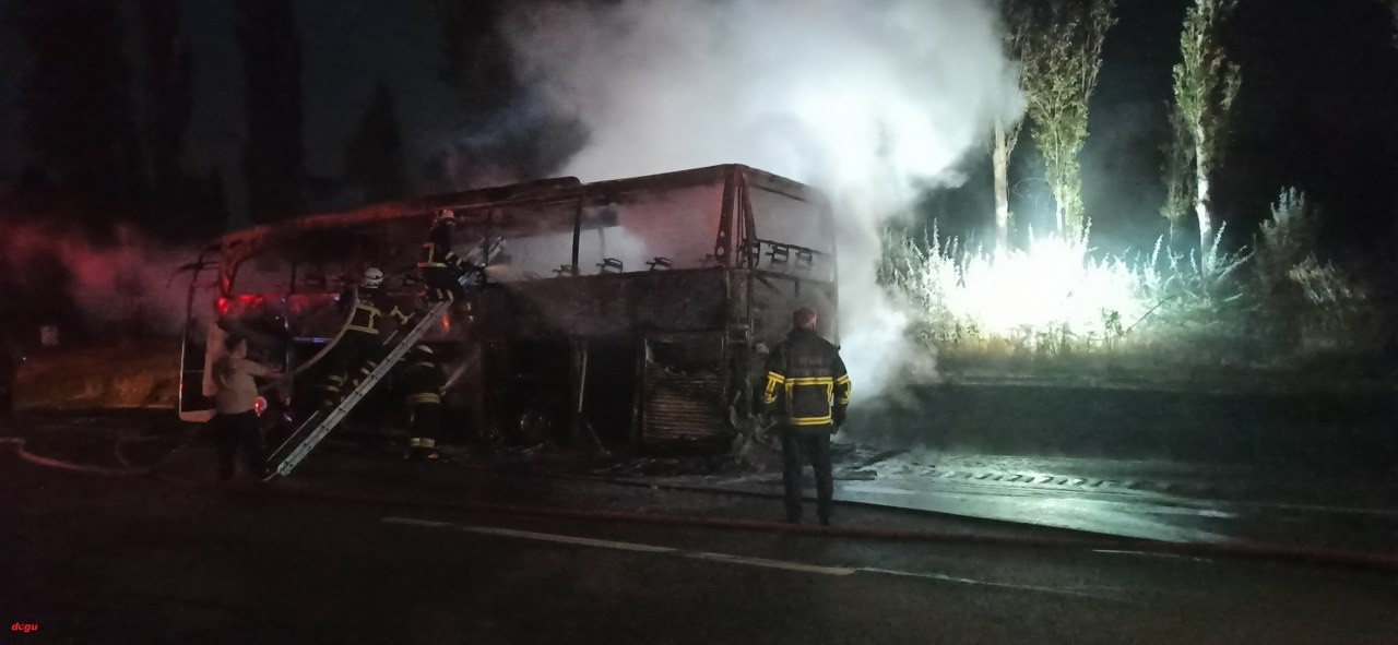 Sivas'ta yolcu otobüsü alev topuna döndü geriye demir yığını kaldı (2)_1280x591