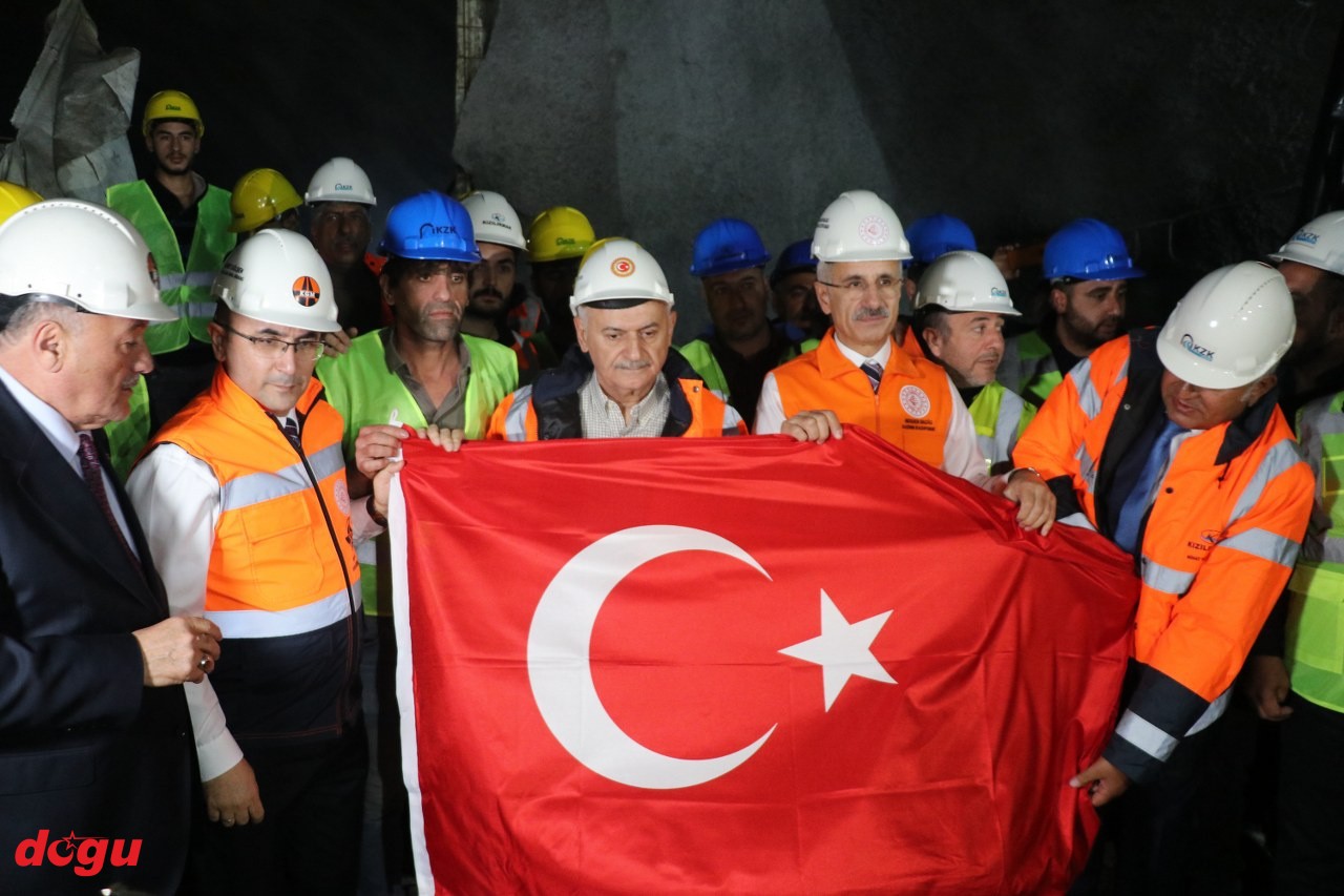Bakan Uraloğlu, Erzincan'daki Sünebeli Tüneli Işık Görme Töreni'ne katıldı (4)_1280x853