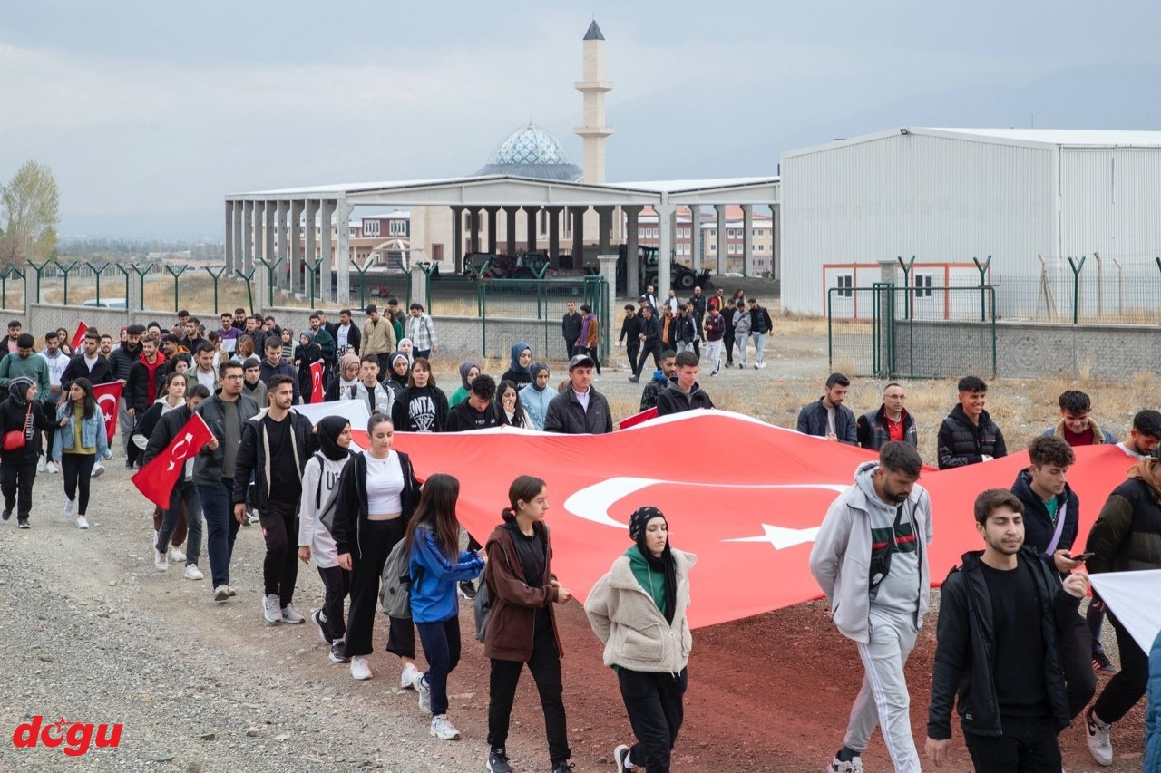 EBYÜ’de trekking ve bayrak açma etkinliği düzenlendi (1)_1280x853