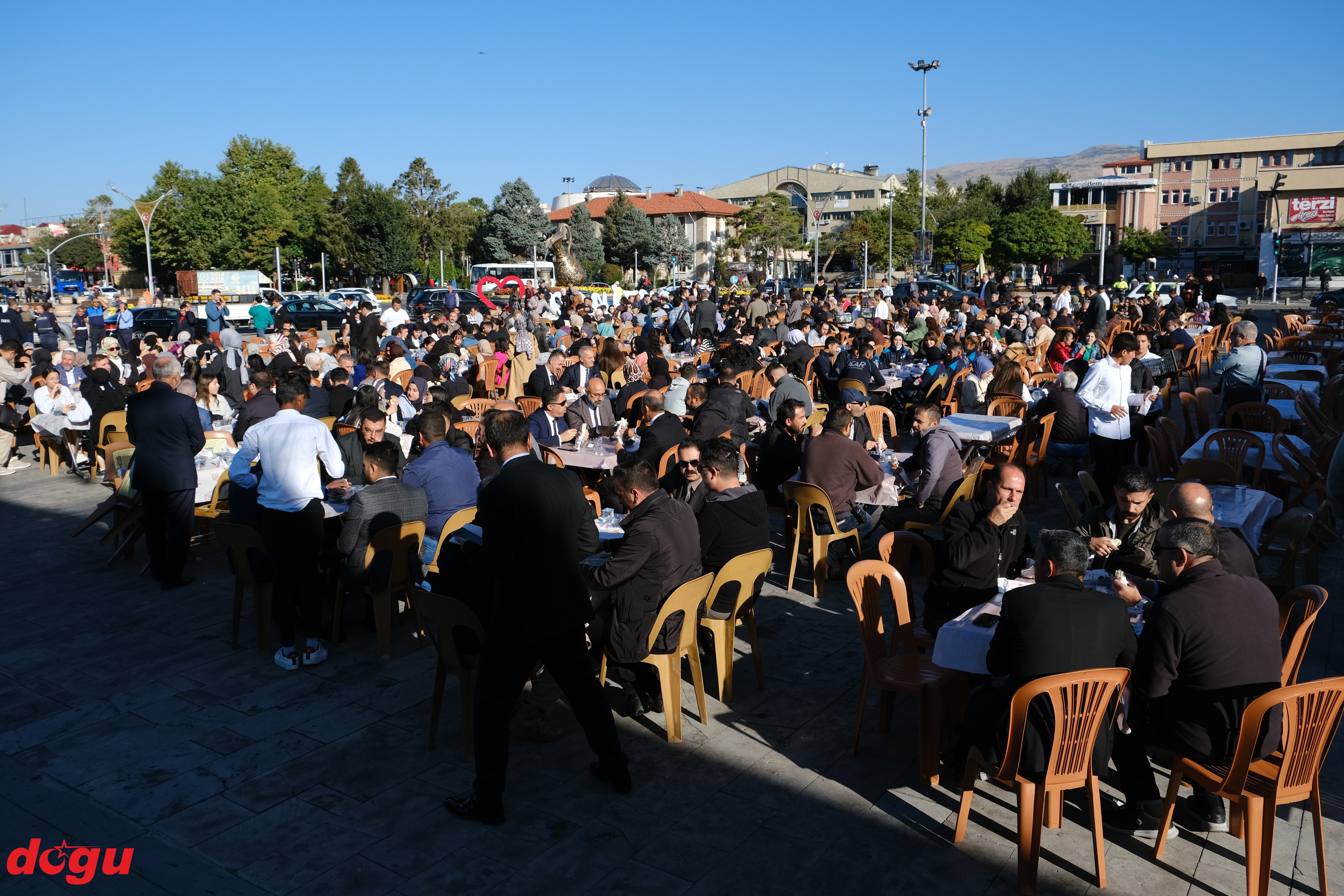 Erzincan'a gelen öğrenciler kent meydanında çiçekler ve kahvaltı ile karşılandı (3)