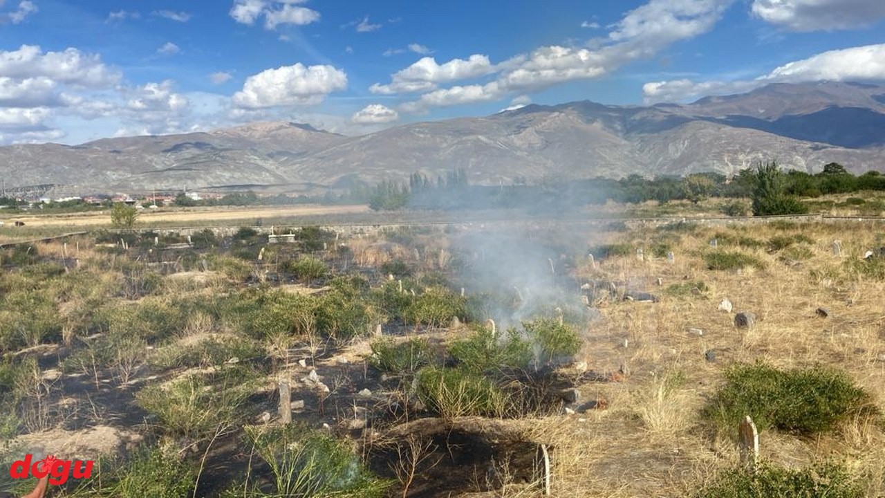 Erzincan’da eski mezarlıkta yangın (2)_1280x720