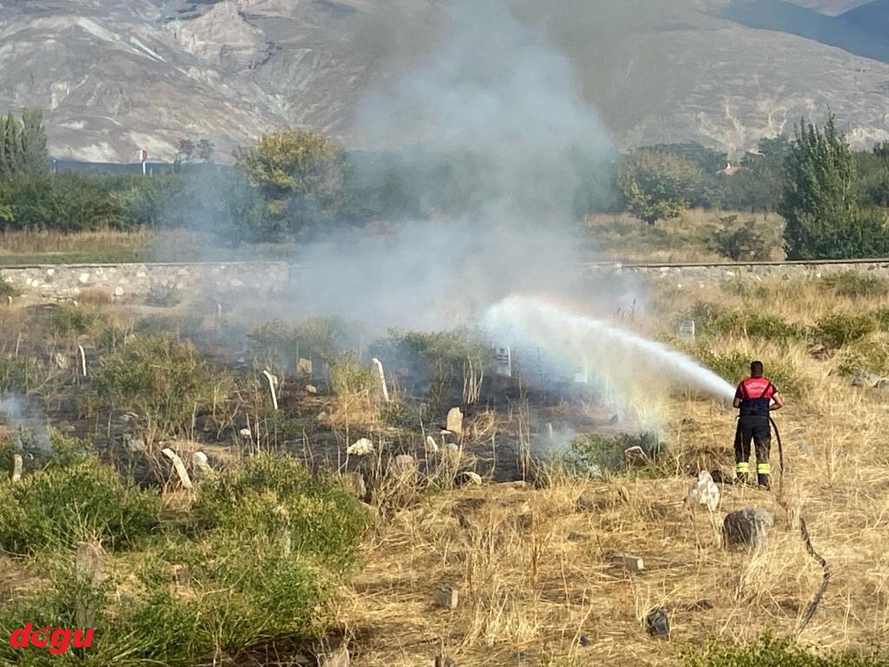 Erzincan’da eski mezarlıkta yangın (3)_1280x960