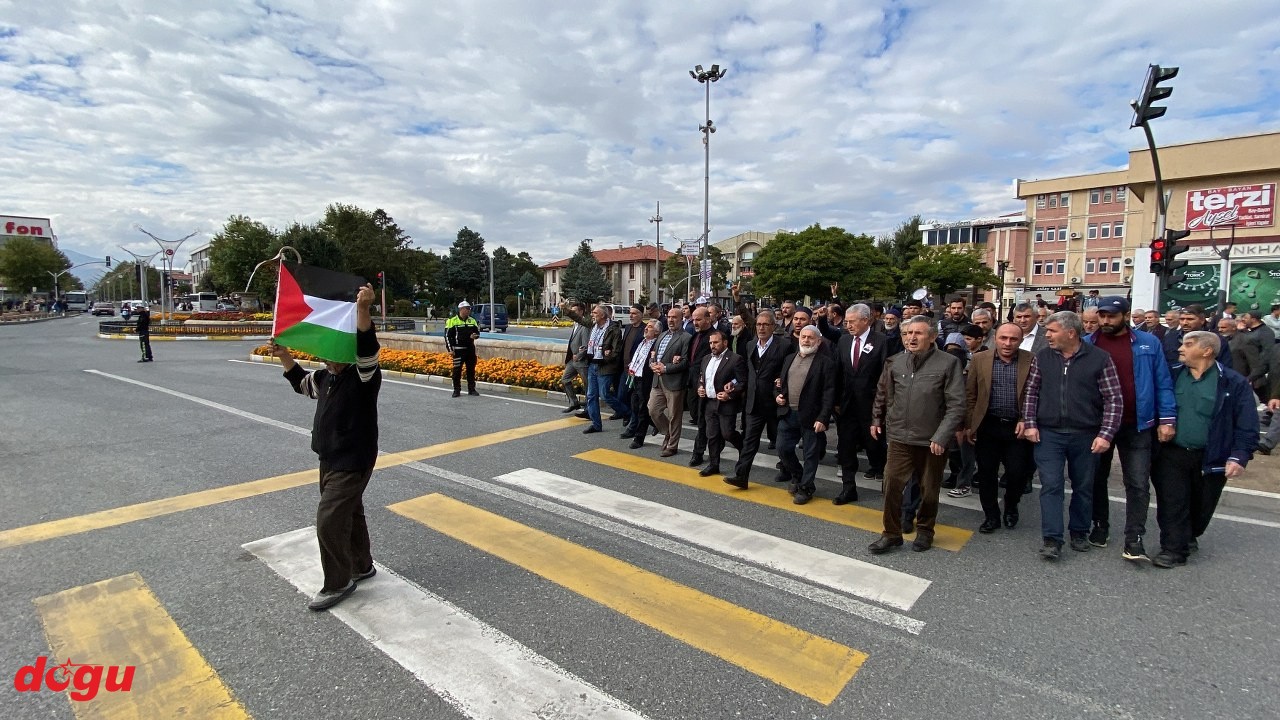 Erzincan’da, Filistinliler için gıyabi cenaze namazı kılınarak yürüyüş yapıldı (1)_1280x720