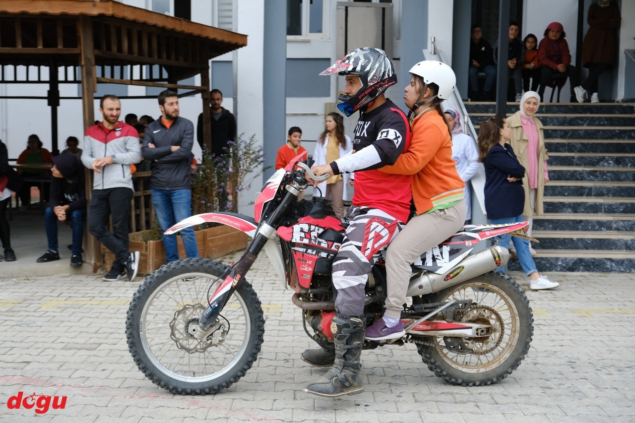 Erzincan'da özel çocuklara motocross sürprizi (1)_1280x853