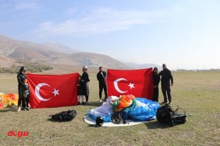 Erzincan'da yamaç paraşütü sporcuları gökyüzünde Türk bayrağı açtı (1)_320x213