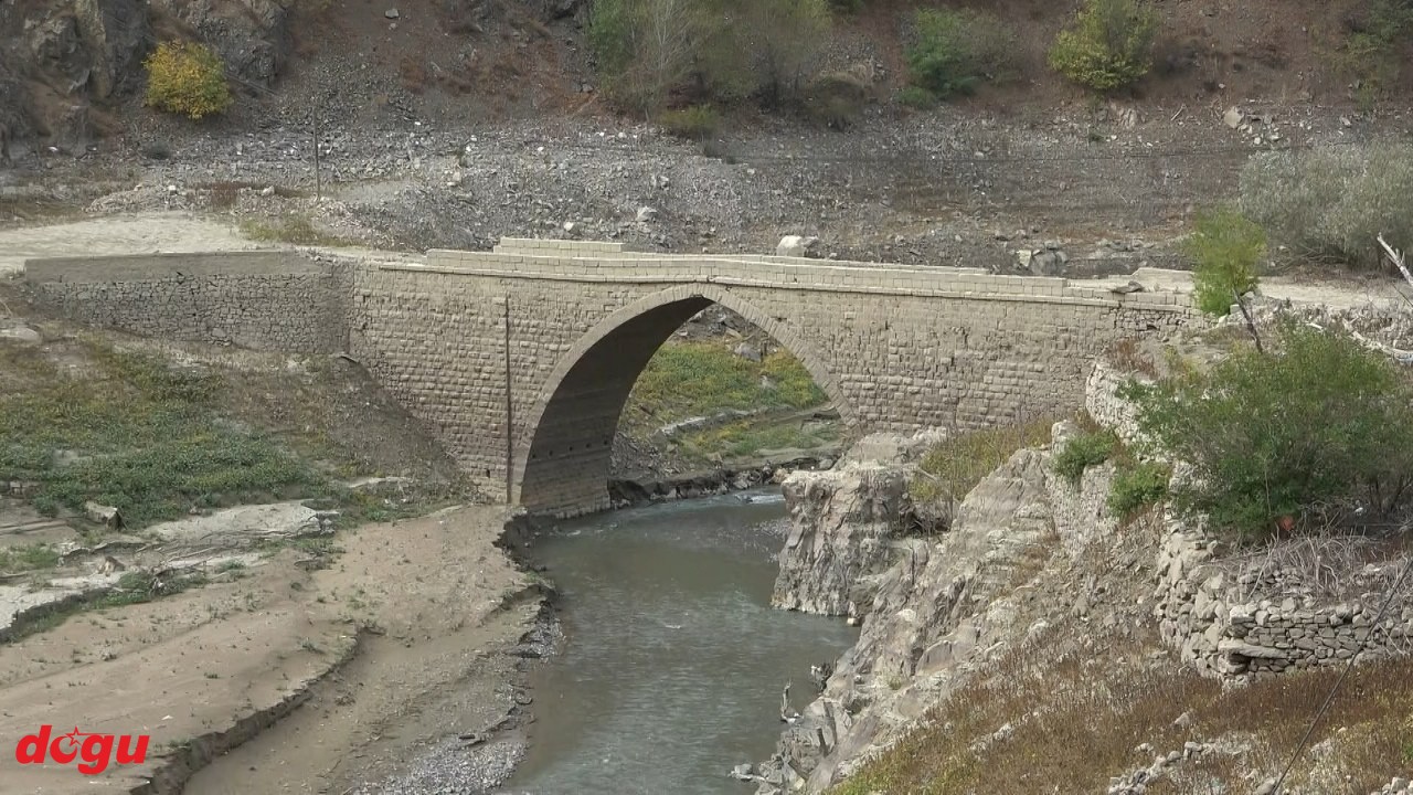 Torul Barajı'nda sular çekildi, tarihi Torul Köprüsü gün yüzüne çıktı (1)_1280x720