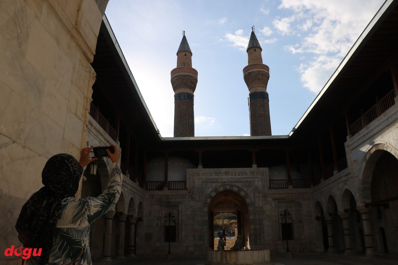 YHT turist çekti, Gök Medrese’yi 1 milyon kişi ziyaret etti (3)_1280x853