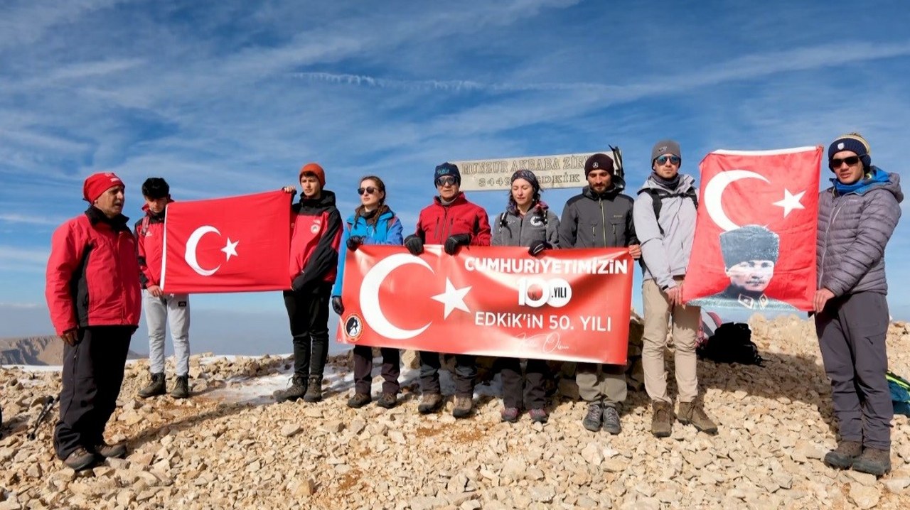 Dağcılar 3445 metre yükseklikteki Akbaba zirvesine tırmandı (1)_1280x718