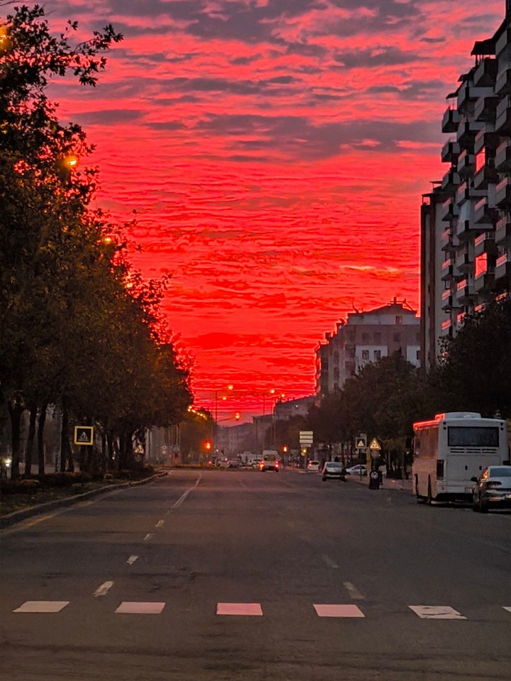 Gün doğumu gökyüzünü kızıla boyadı (2)_720x960