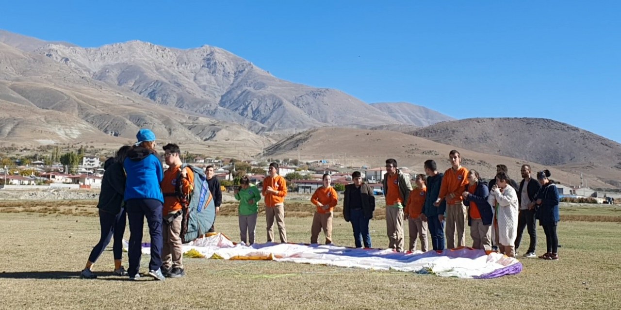 Özel çocukların adrenalin dolu yamaç paraşütü deneyimi (1)_1280x639