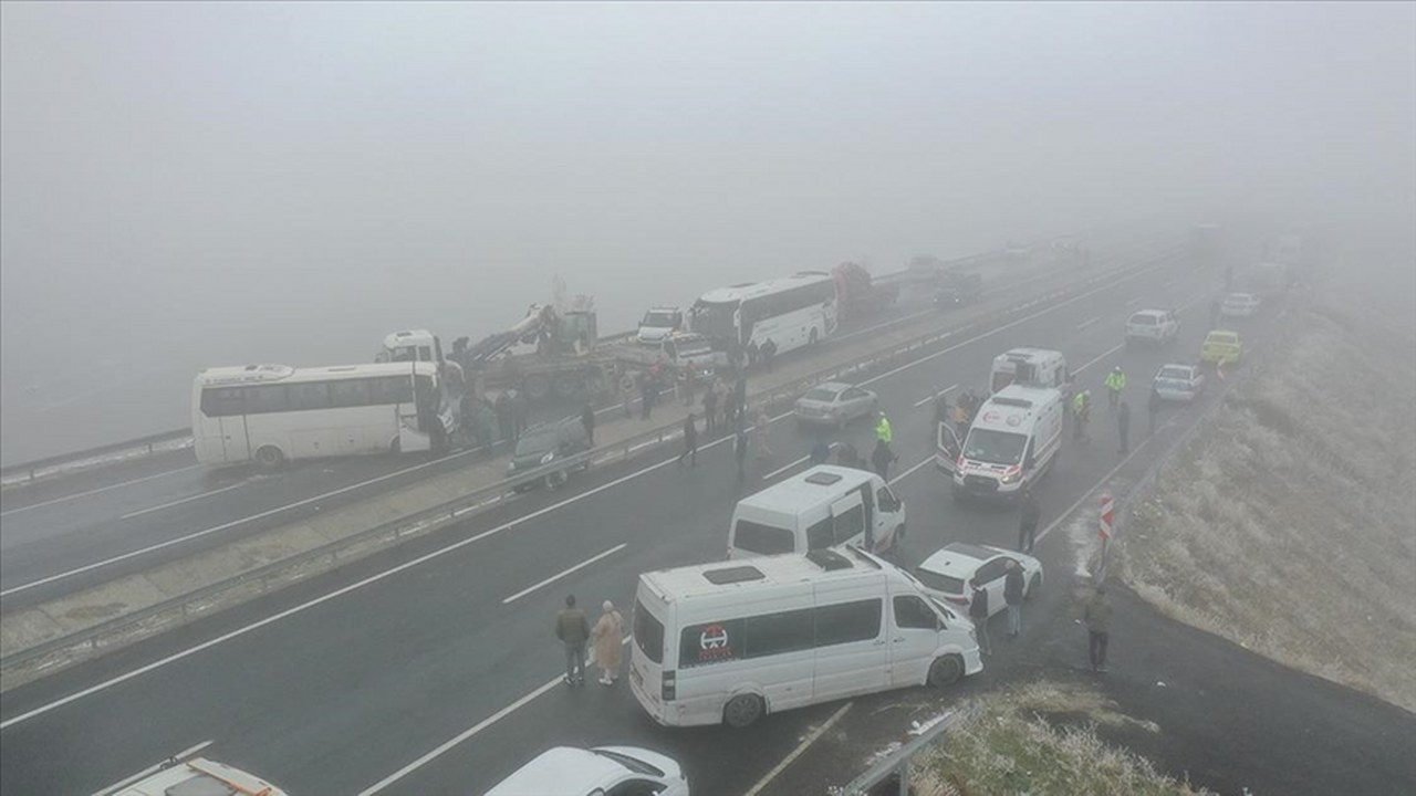 Ağrı'da 7 aracın karıştığı zincirleme trafik kazasında 19 kişi yaralandı_1280x720