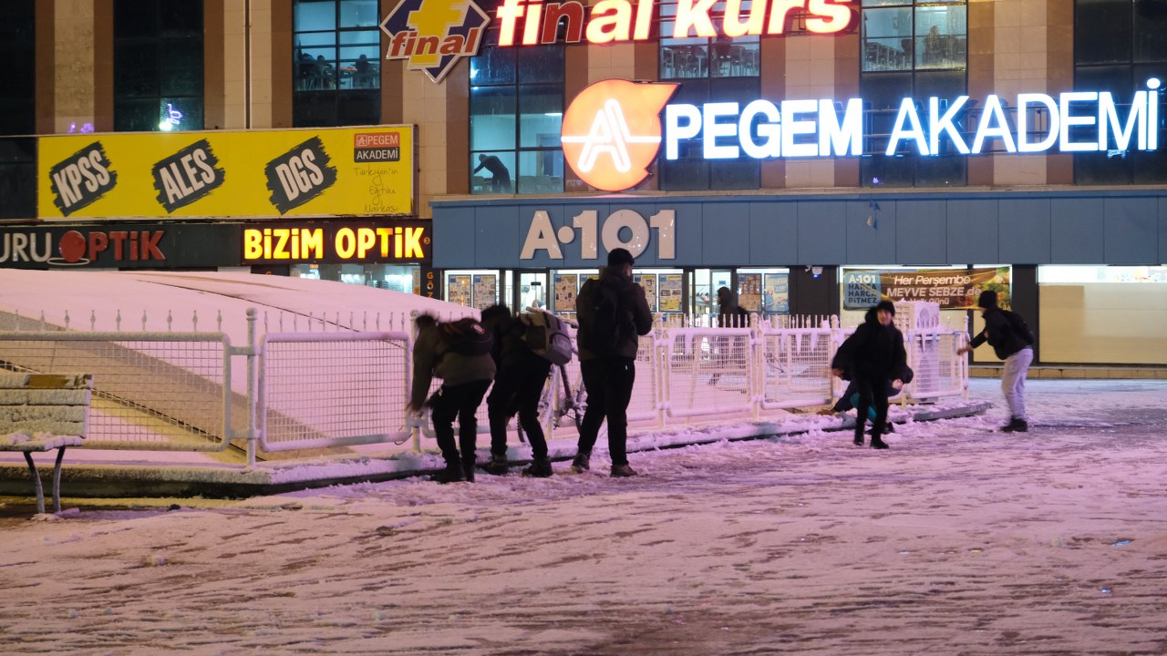 Erzincan 2023 Yılı Ilk Karı Yağdı (31) 1280X720