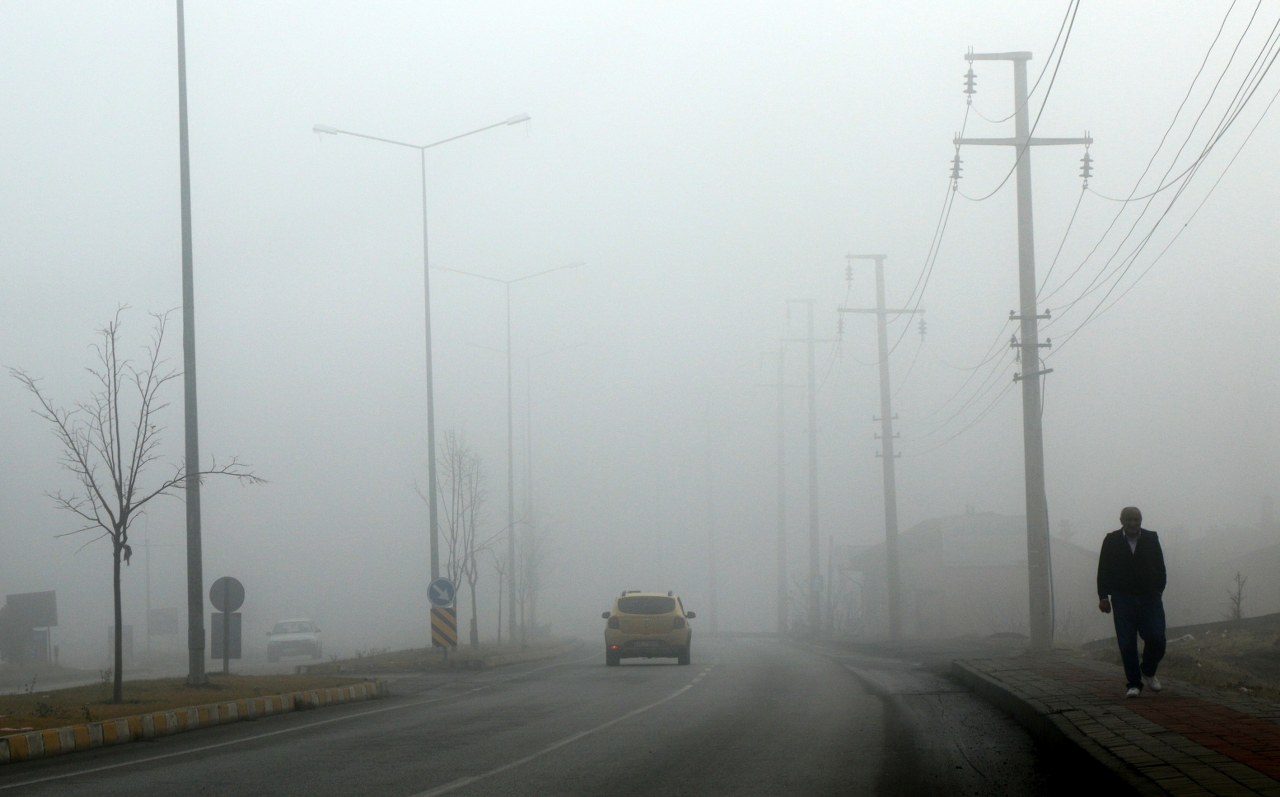 Erzincan güne sisle uyandı görüş mesafesi sürücüleri zorladı (1)_1280x797