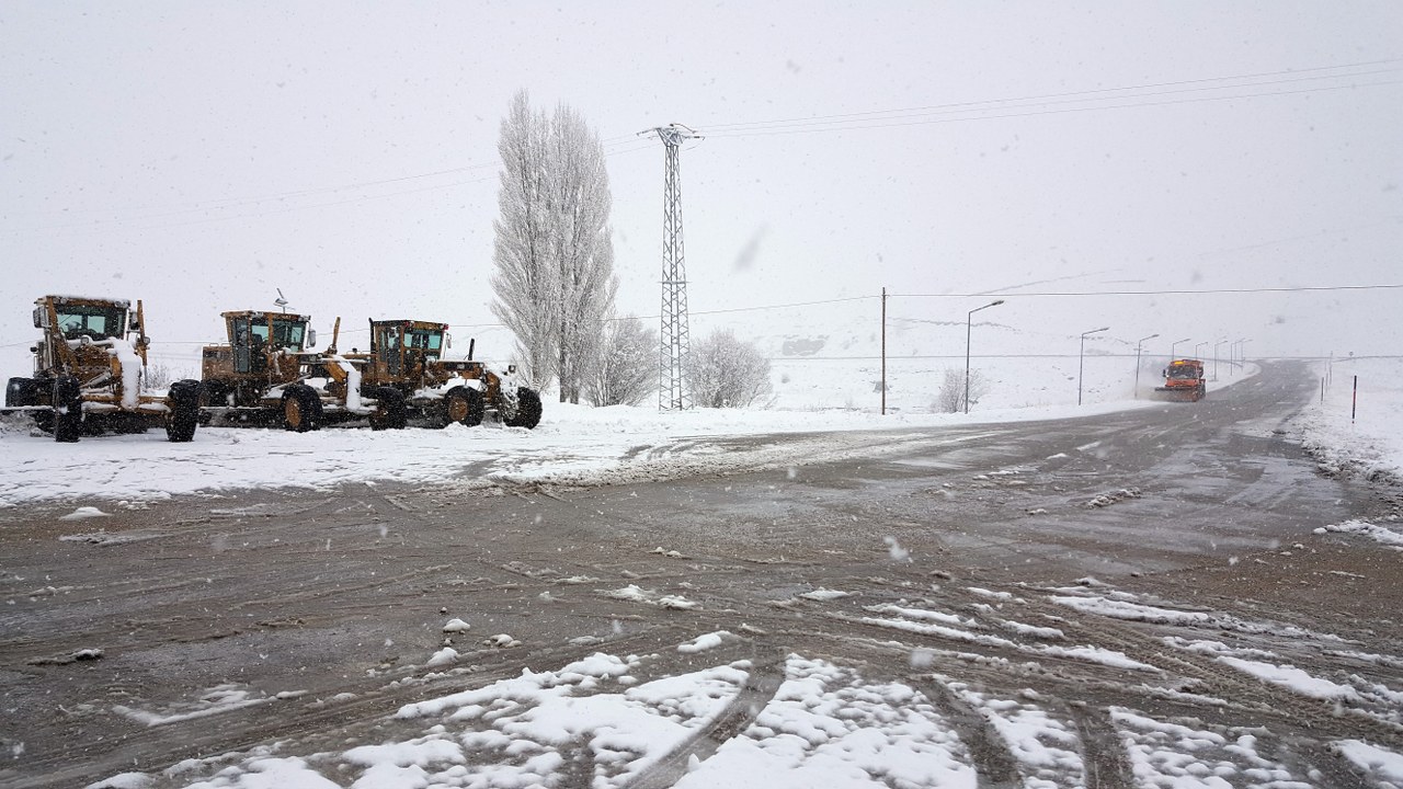 Erzincan-Sivas ve Gümüşhane kara yolunda kar trafiği olumsuz etkiliyor_1280x720