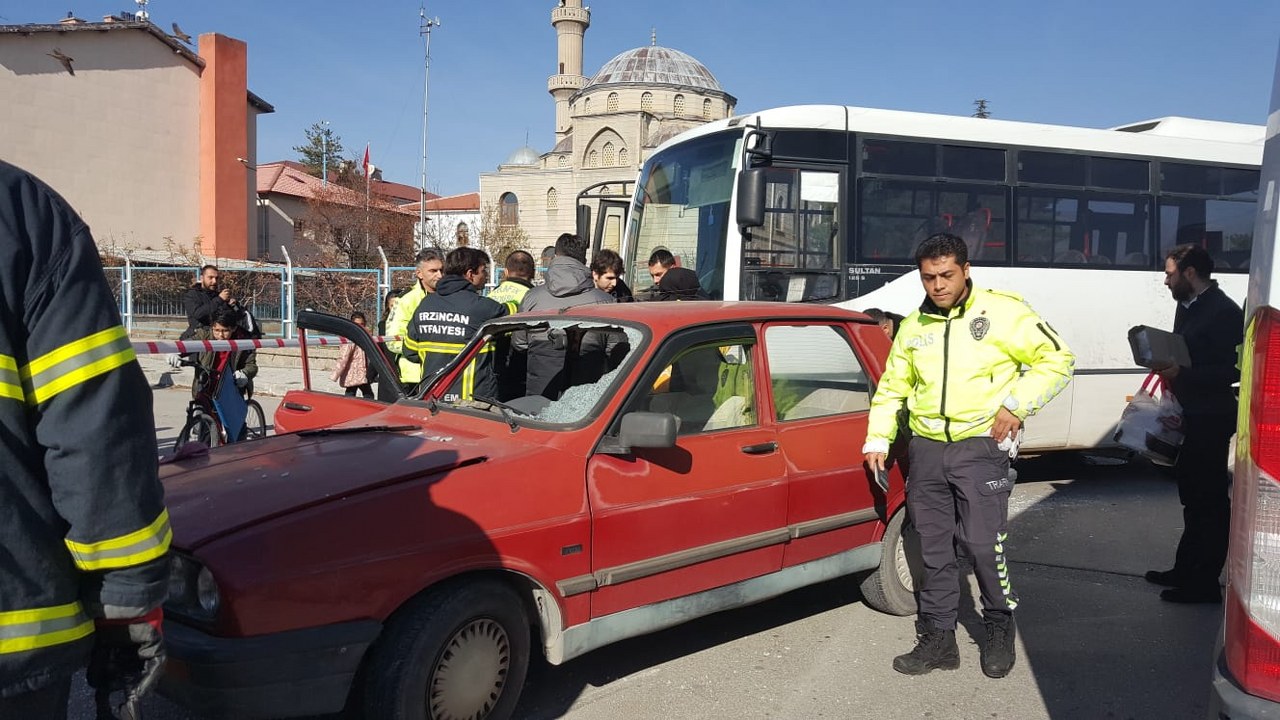 Halk otobüsü ile otomobil çarpıştı 1 yaralı (1)_1280x720