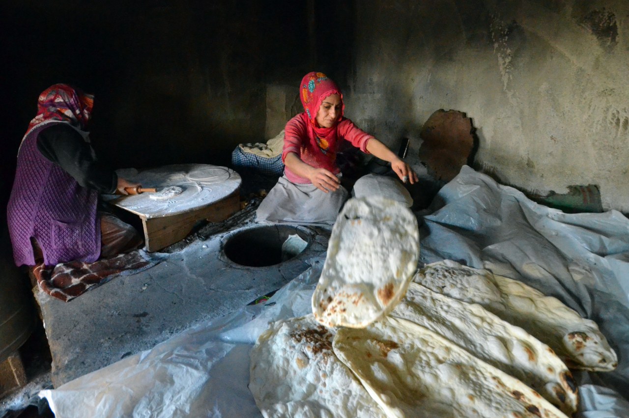 Kadınlar Tandırlarda Imece Usulü Ekmek Pişiriyor (1) 1280X851