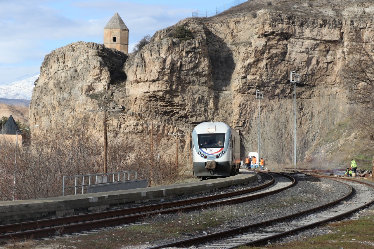 Cumhuriyet'in Ilk Yıllarından Miras Kemah Tren İstasyonu Hizmetini Sürdürüyor (3) 1280X853