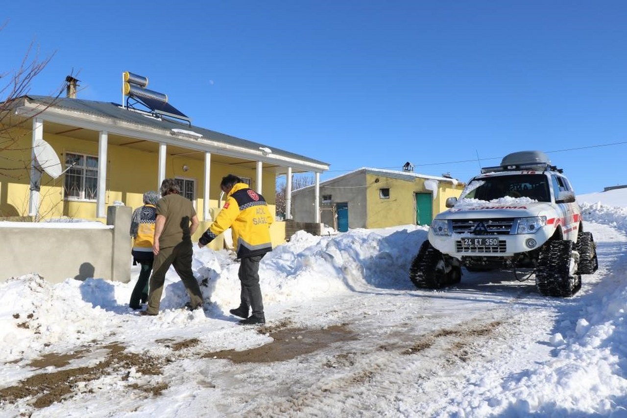 Erzincan’da Karlı Dağları Aşan Paletli Ambulanslar Hastaların Derdine Derman Oluyor (2) 1280X853