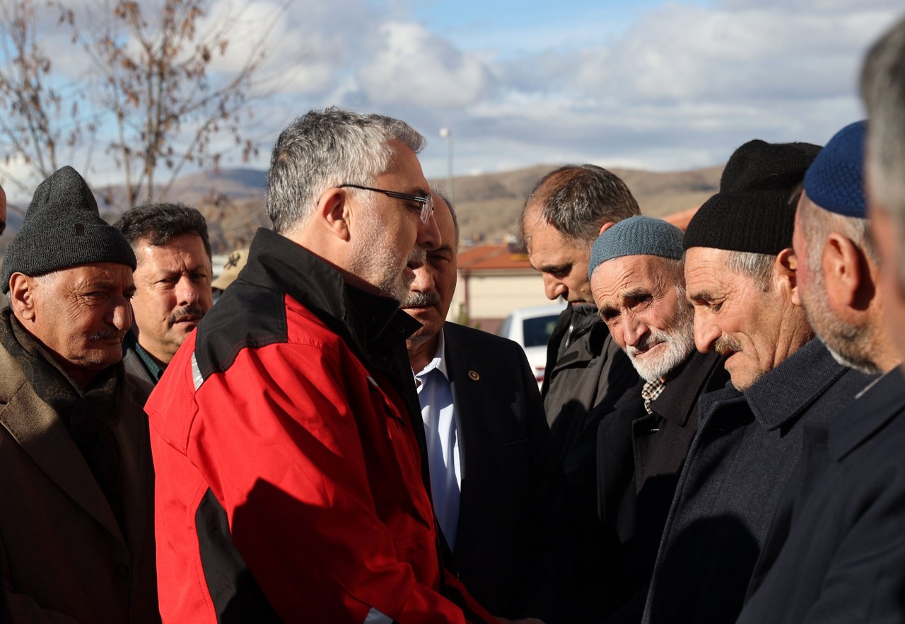 Bakan Işıkhan, Erzincan'daki Maden Ocağında Toprak Altında Kalanların Ailelerini Ziyaret Etti (2) 1280X882