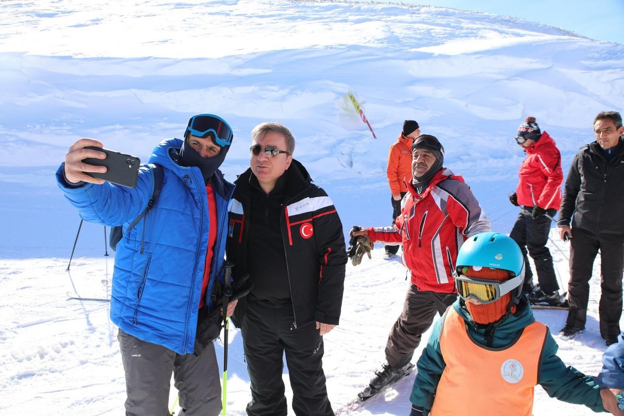 Ergan Dağı Kayak Merkezi'nde Hafta Sonu Yoğunluğu (1) 1280X854