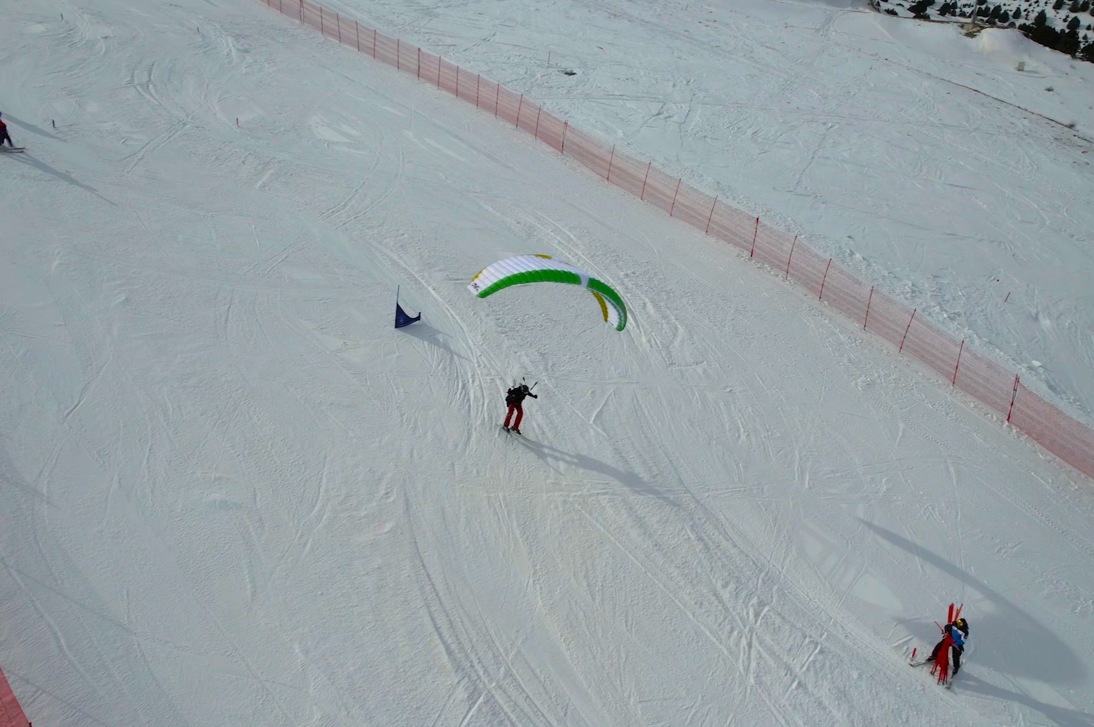 Ergan Dağı’nda Yamaç Paraşütlü Kayak Keyfi (2)