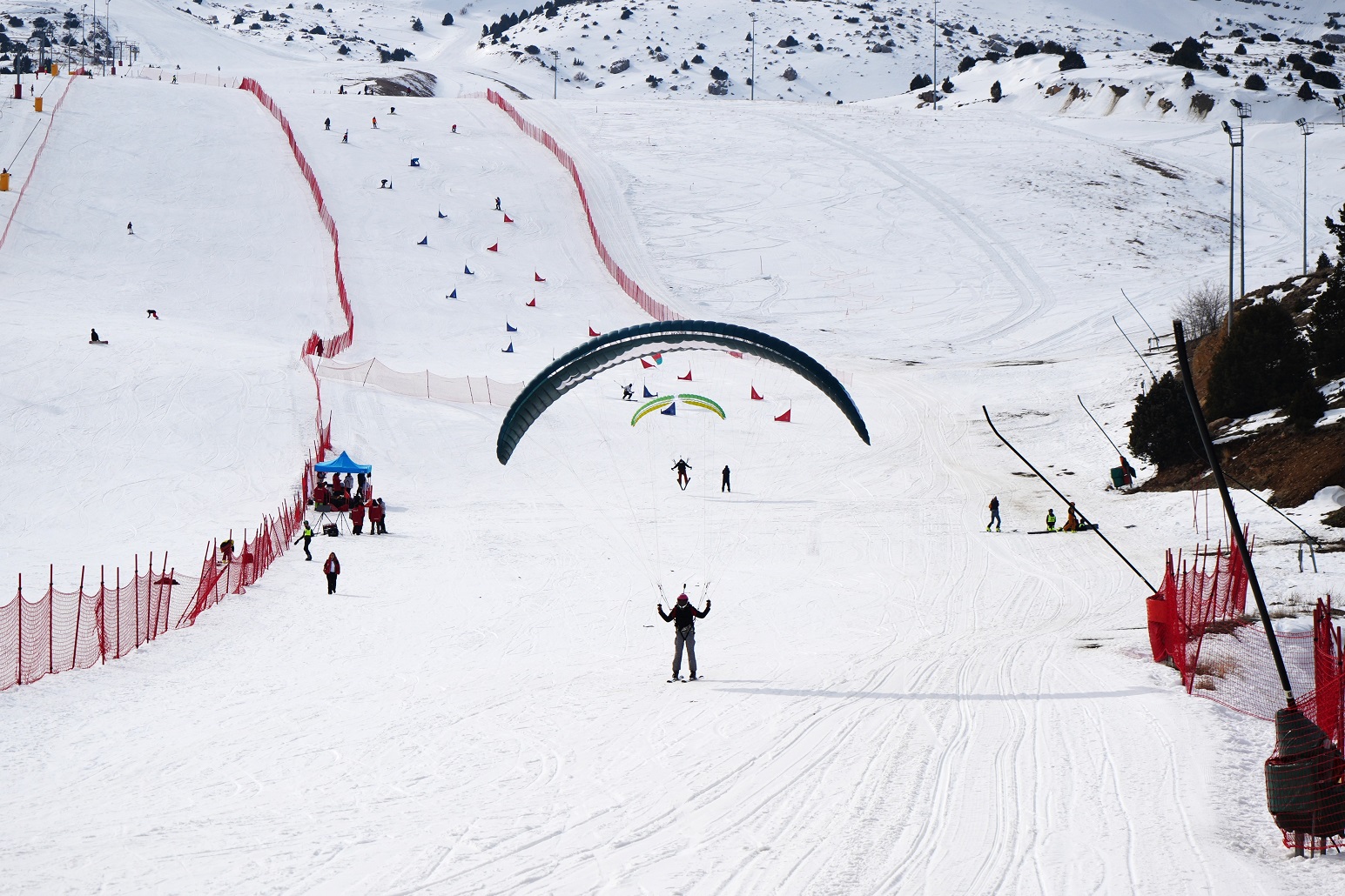 Ergan Dağı’nda Yamaç Paraşütlü Kayak Keyfi (3)