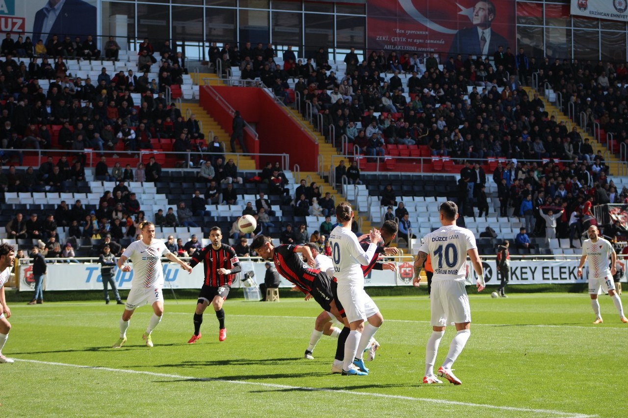 Erzincanspor Düzce Cam Düzcespor müsabakası