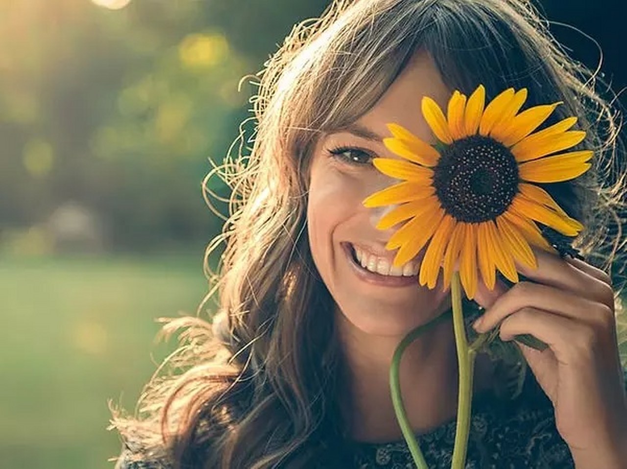 Радостная девочка. Вам только положительные эмоции. Открытки положительных эмоций и хорошего дня. Цитаты про положительные эмоции. Эмоции для презентации.