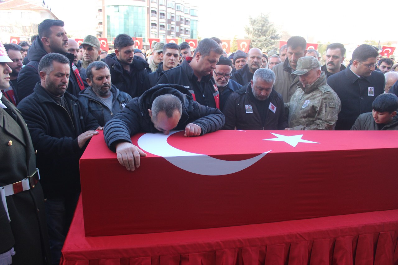 Erzincan Şehidine ağladı !