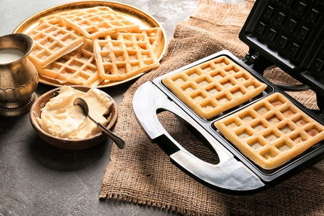 Бюджетные вафельницы. Waffle maker вафельница. Венские вафли в электровафельнице. Вафельница для венских вафель. Вафельница Mini maker Waffle.