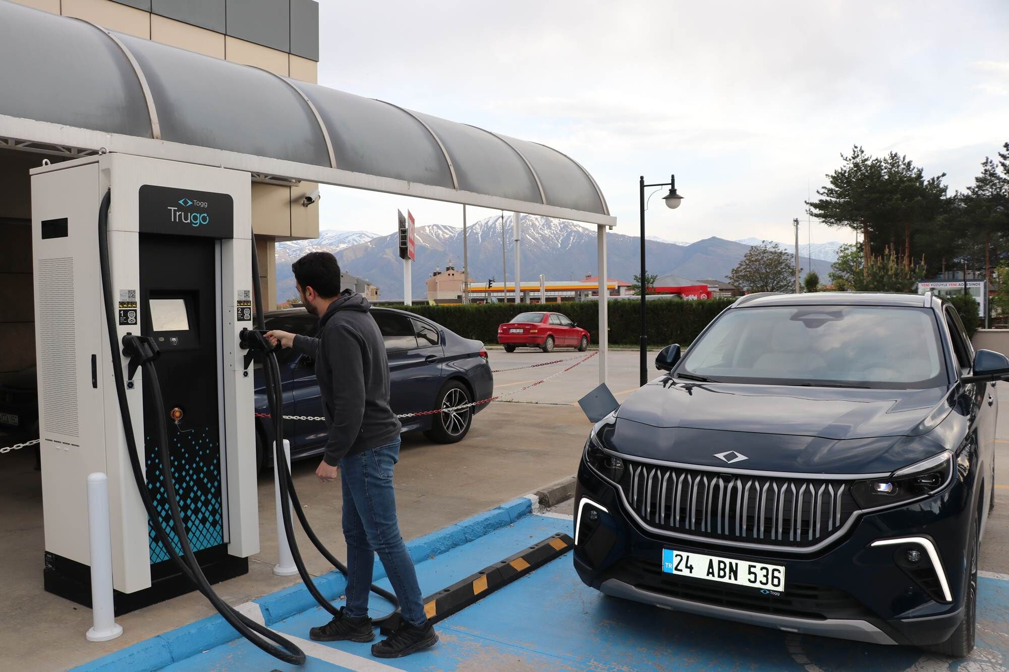 Elektrikli Araç Ve Şarj Ünitesi