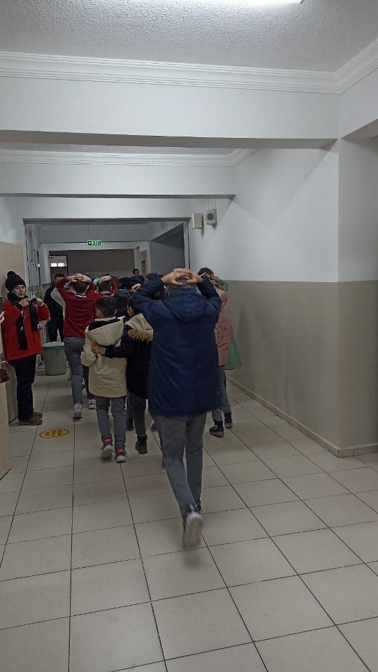 Binadan Öğrenci Tahliyesi 6 541X960