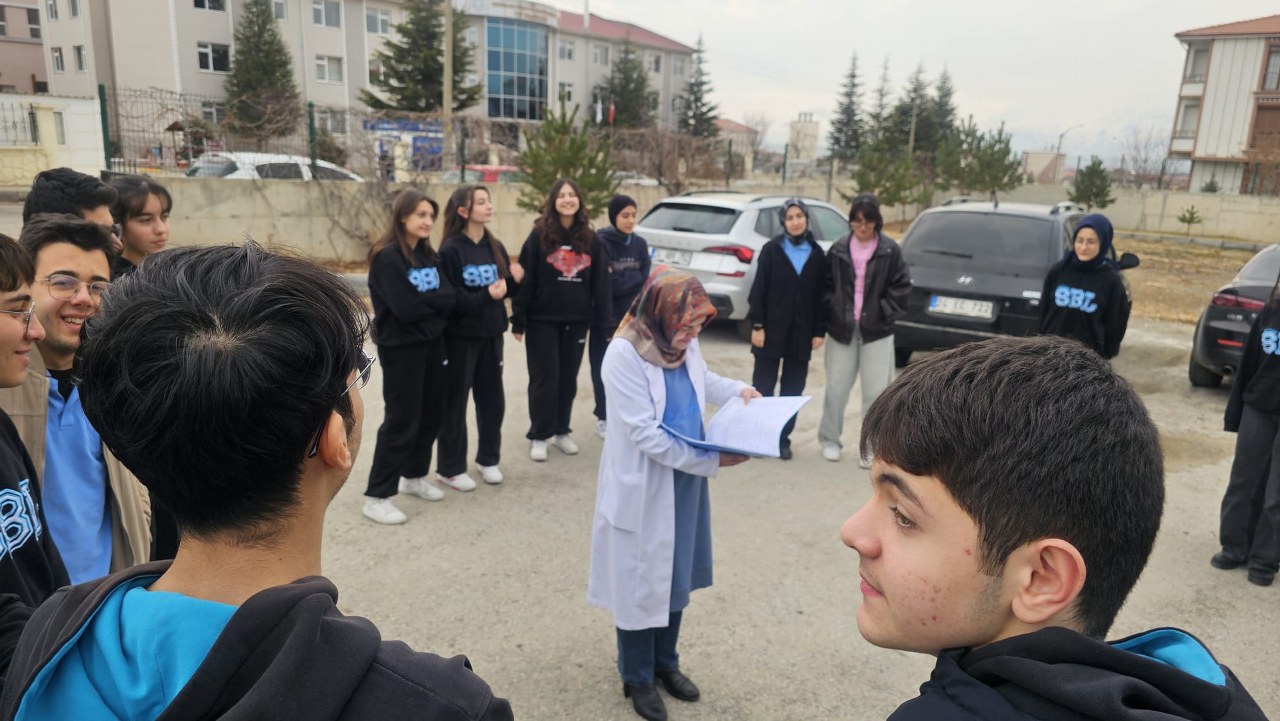 Okul Bahçesinde Toplanma 1 1280X721