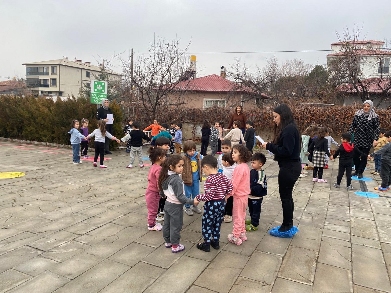 Okul Bahçesinde Toplanma 1280X960