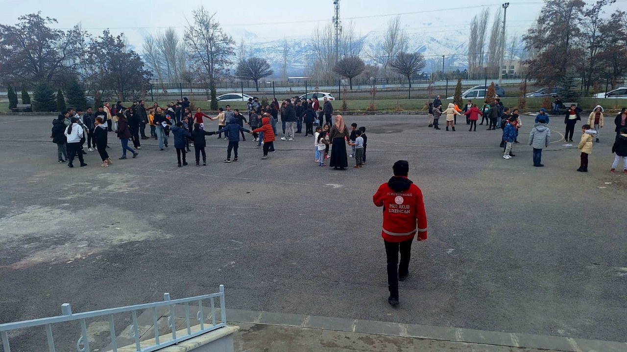 Okul Bahçesinde Toplanma 2 1280X720