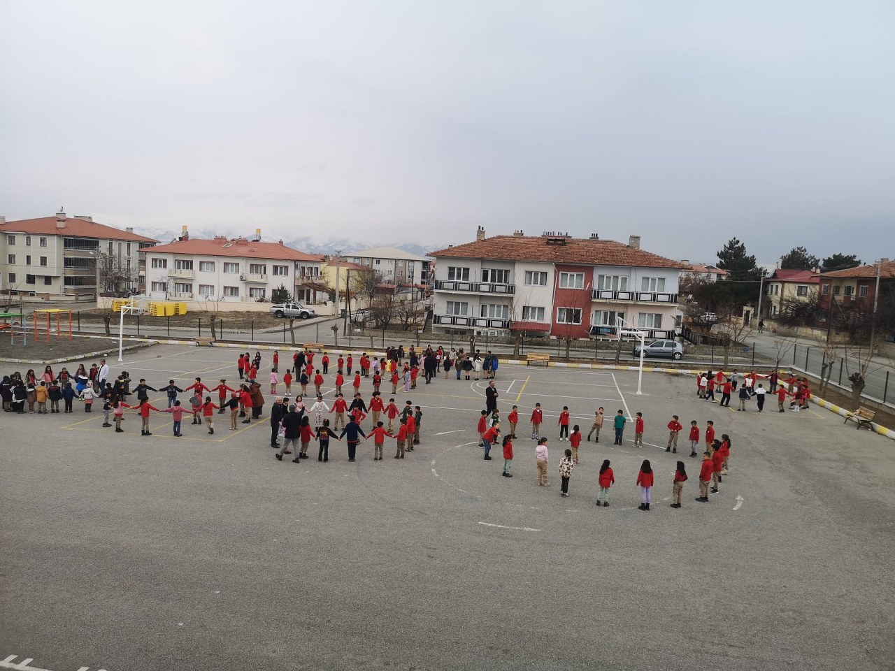 Okul Bahçesinde Toplanma 3 1280X960