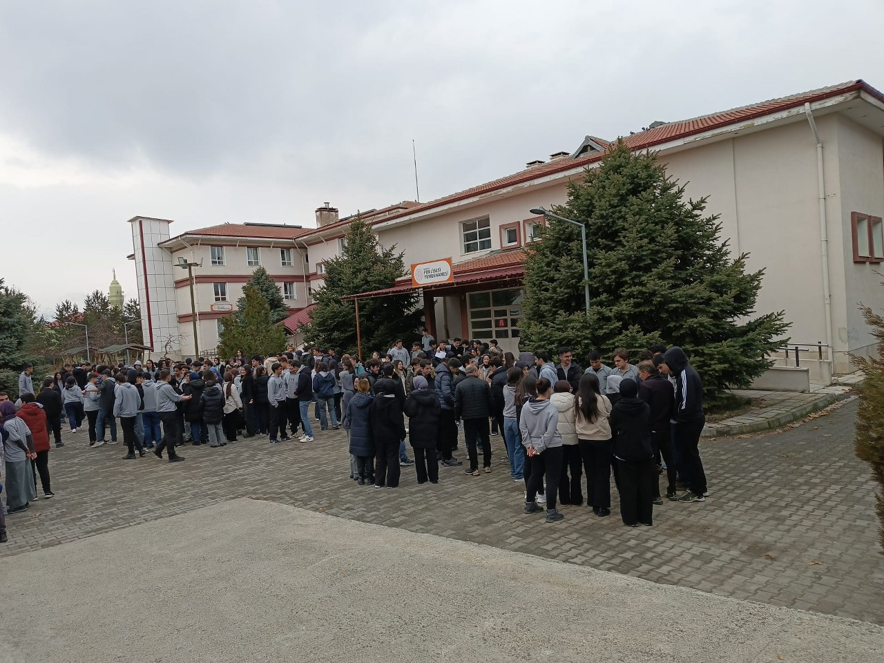 Okul Bahçesinde Toplanma 4 1280X960