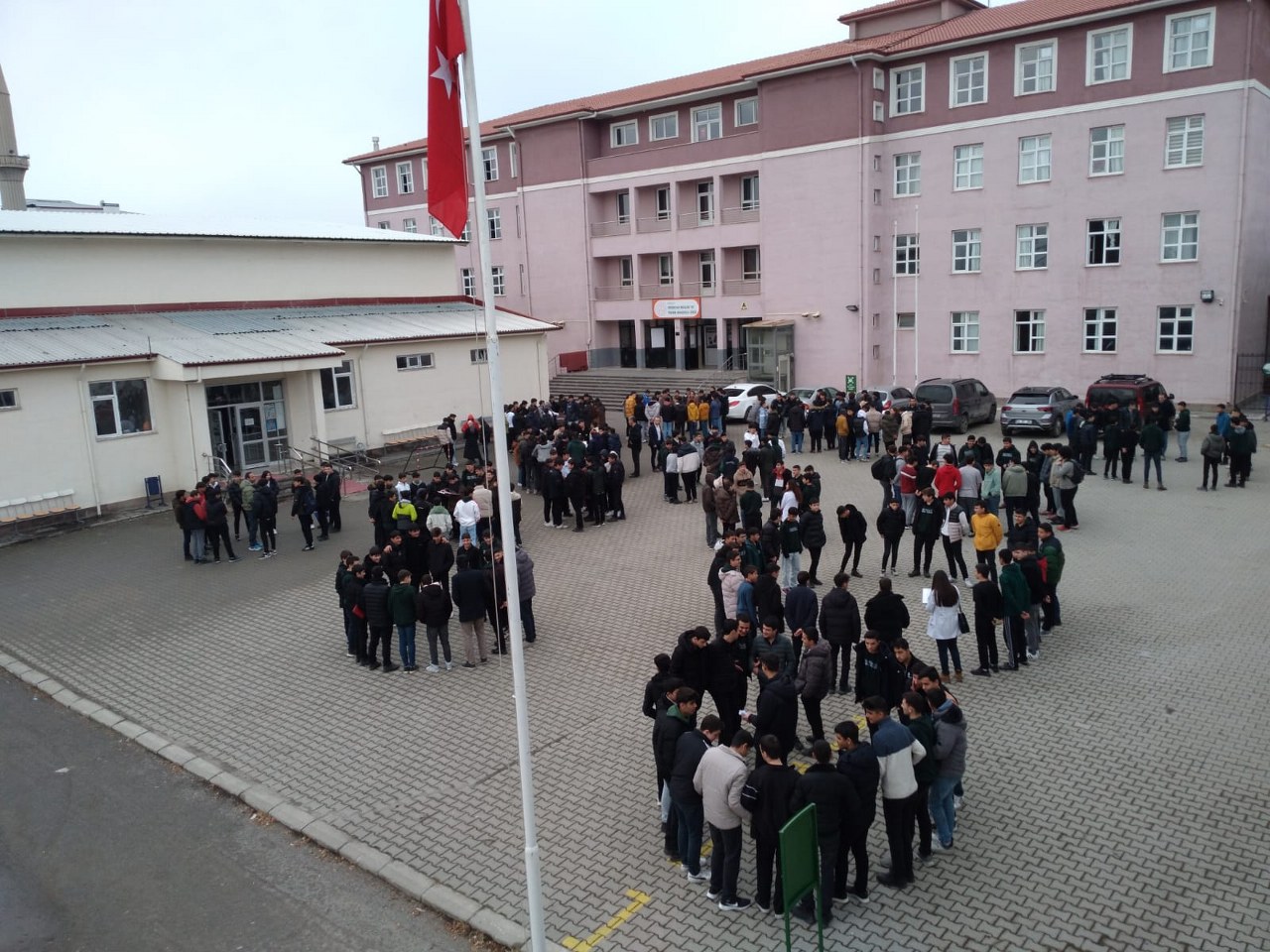 Okul Bahçesinde Toplanma 5 1280X960