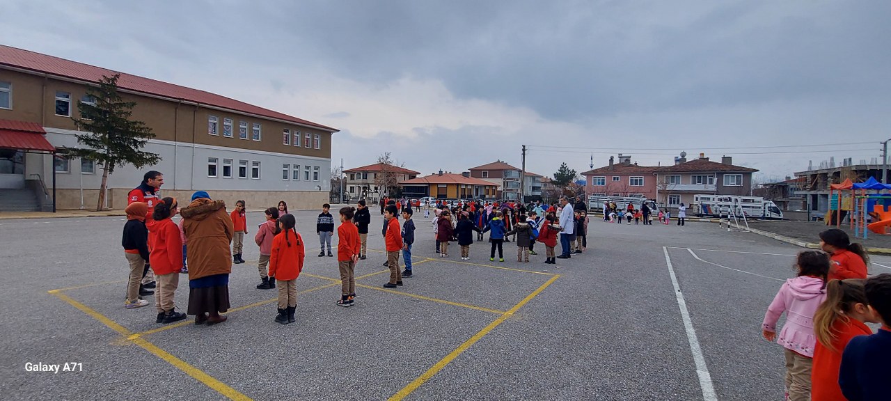 Okul Bahçesinde Toplanma 6 1280X576