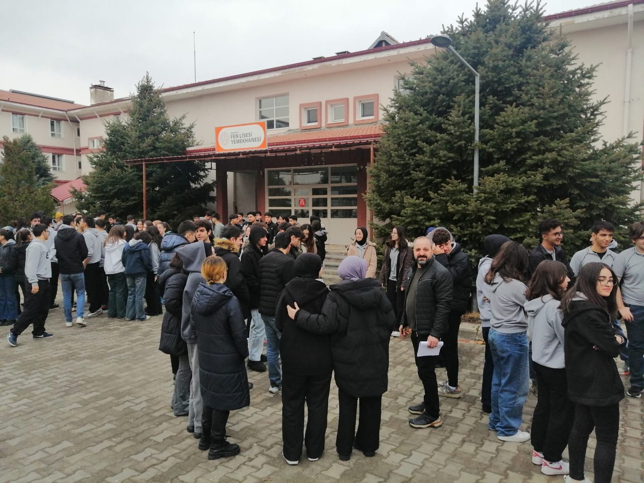 Okul Bahçesinde Toplanma 7 1280X960