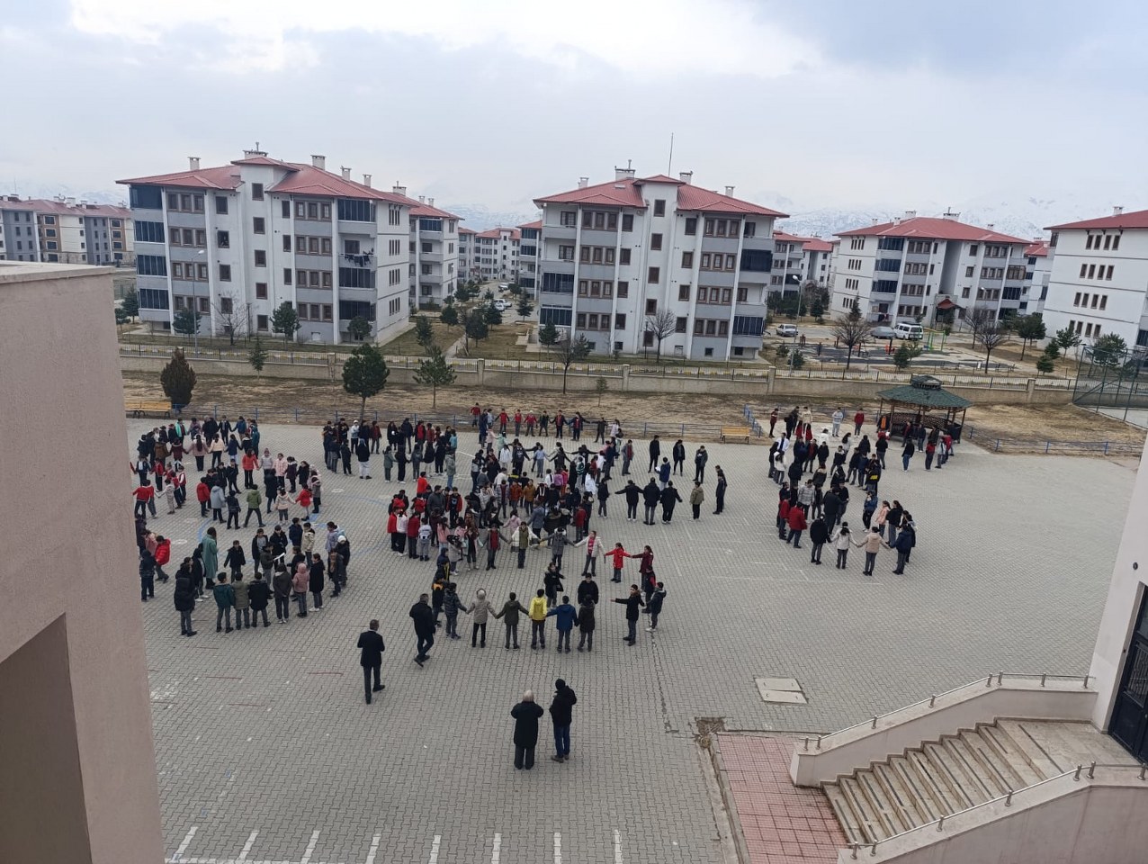 Okul Bahçesinde Toplanma 8 1276X960