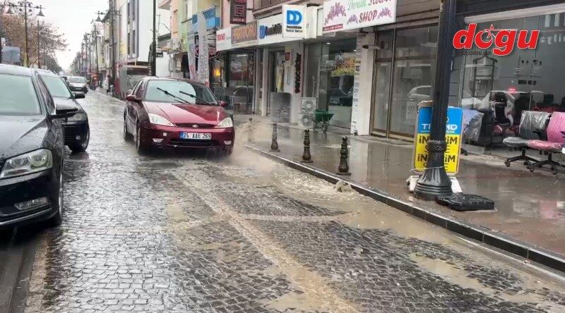 Erzincan’da Sağanak Yağış Sonrası Rögar Taştı-1