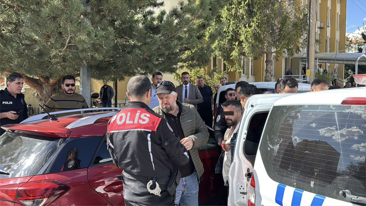 Erzincan Il Saglik Mudurlugune Kurusiki Tabancayla Giren Kisi Gozaltina Alindi Aapicture2025042137702767