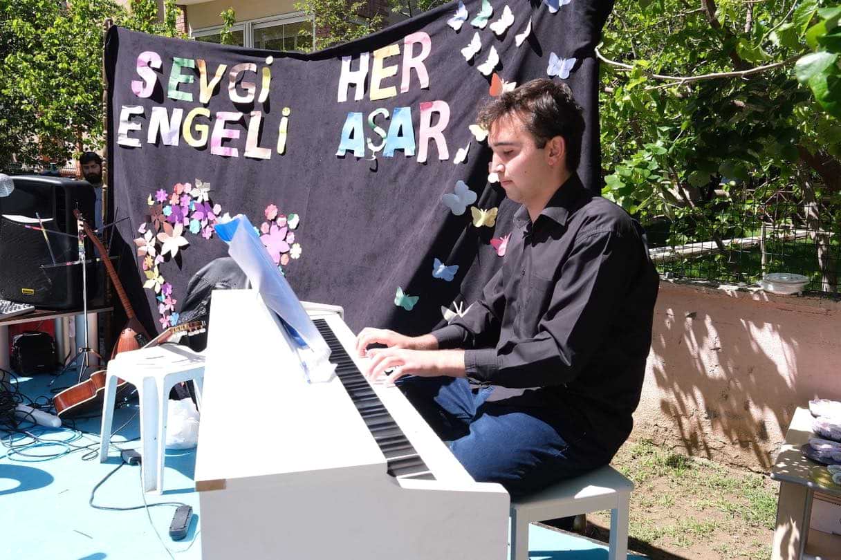 Sevgi Her Engeli Aşar