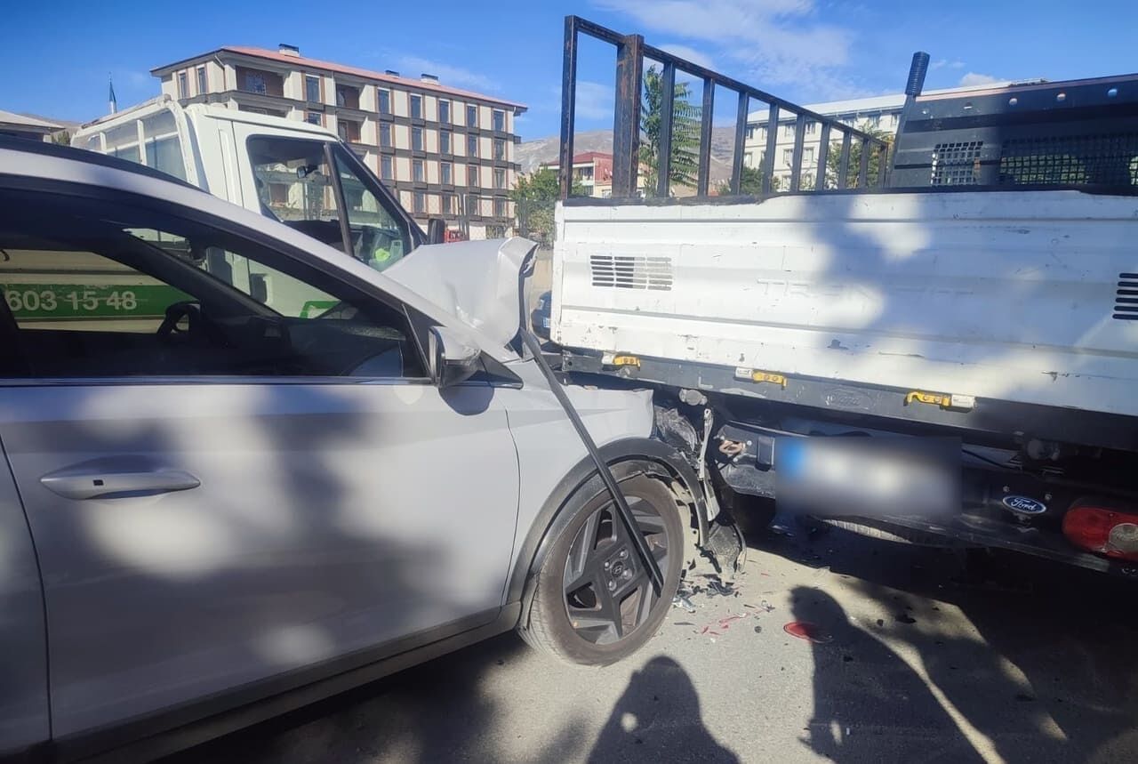 Erzincan'da Yine Bir Kaza: SUV Ticari Araca Arkadan Çarptı!