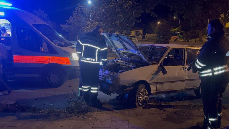Erzincan'da Otomobil Kaldırıma Çıktı: 1 Yaralı (VİDEO)