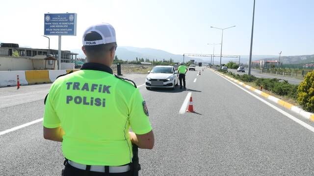 Erzincan’da uygulama noktasında uyuşturucu ve ruhsatsız silah ele geçirildi