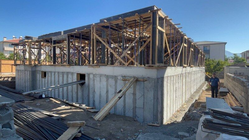 Erzincan’da İnşaatta Korkutan Kaza: İşçi Yüksekten Düşerek Ağır Yaralandı (VİDEO)