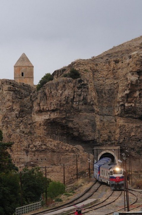 Kemah Kalesi Ve Sultan Melik Türbesi 478X720